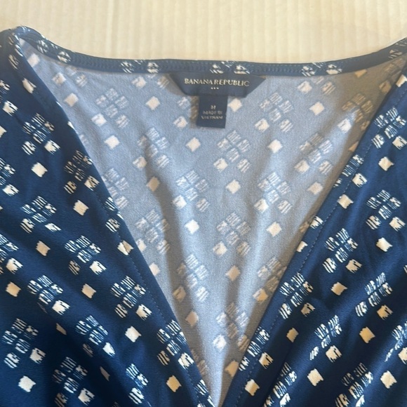 Banana Republic Outlet Elegant Vneck ruched Blue & white Dress w attached belt - Picture 4 of 9